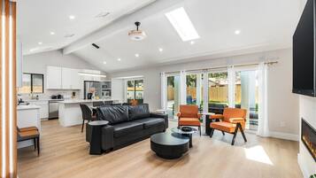 Een smart-tv, een open haard en een computerscherm