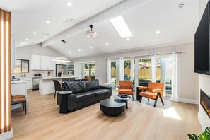 Chimenea y monitor de computadora