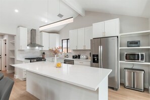 Refrigerador, microondas, horno y parrilla de estufa