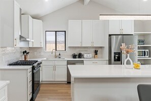 Fridge, microwave, oven, stovetop - Upscale 4BR/3BR•Pool, Outdoor Kitchen&Patio•Putting Green+Fire Pit+DT 15min (Austin)