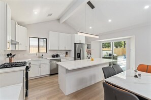 Fridge, microwave, oven, stovetop - Upscale 4BR/3BR•Pool, Outdoor Kitchen&Patio•Putting Green+Fire Pit+DT 15min (Austin)