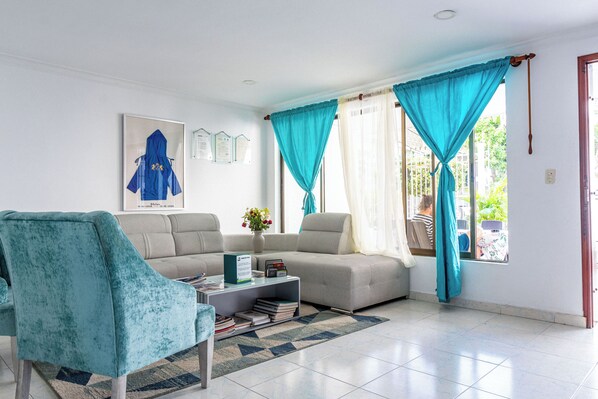 Smart TV, books, music library, stereo - Oresca Hostel - Near Airport! (Cartagena de Indias)