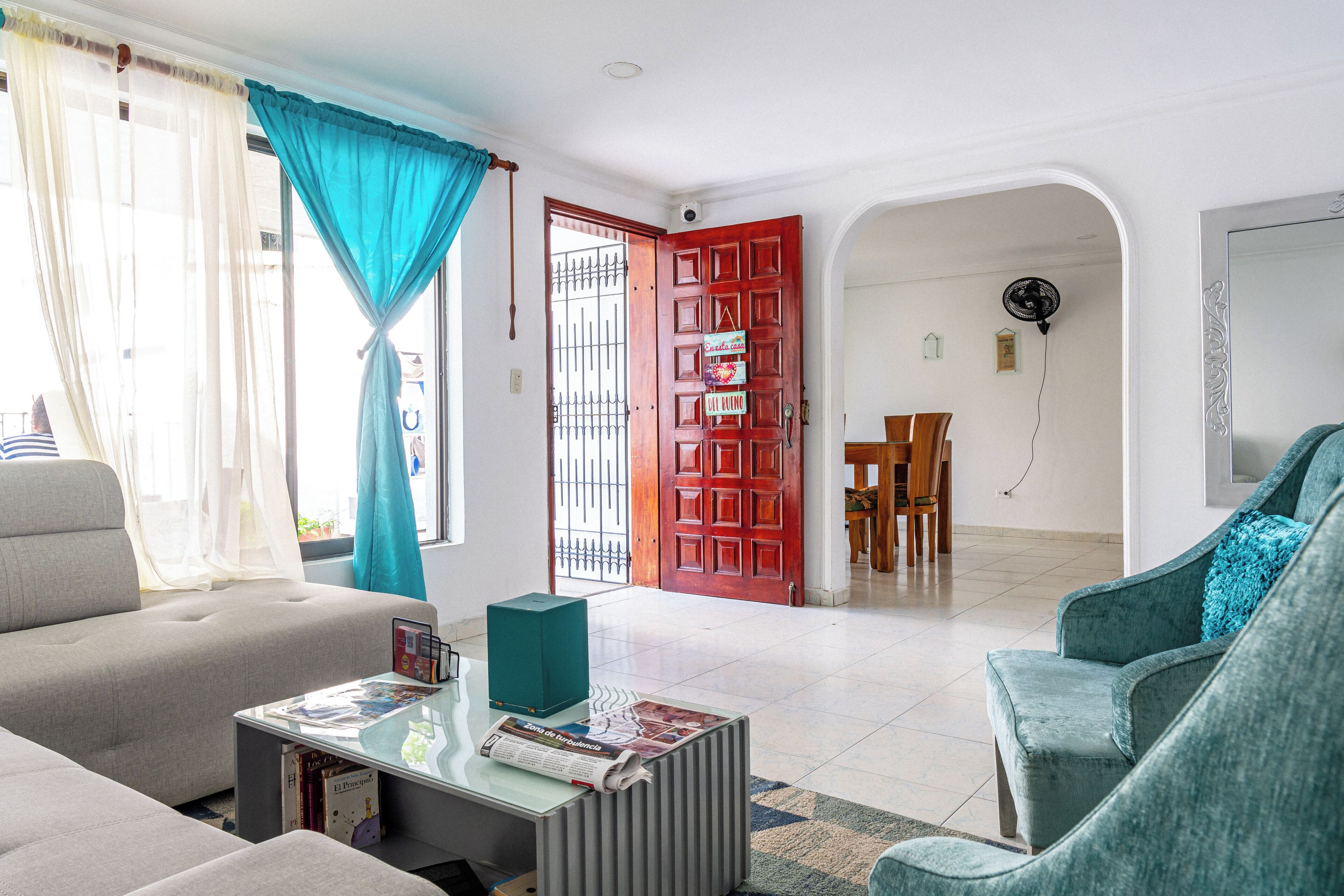 Een smart-tv, boeken, een muziekbibliotheek en een stereo