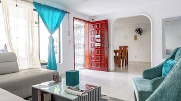 Een smart-tv, boeken, een muziekbibliotheek en een stereo