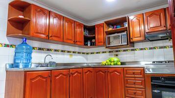 Micro-ondes, four, blender, batterie de cuisine, vaisselle et ustensiles