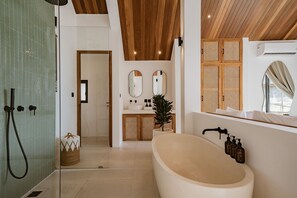 Deluxe Villa, 1 King Bed, Pool View | Bathroom | Separate bathtub and shower, free toiletries, hair dryer, towels - Villa Mulia Uluwatu (Pecatu)