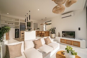 华丽别墅, 1 张特大床, 泳池景观 | 客厅 | 43-英寸电视（配备有线频道）