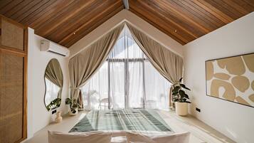 Stórt Deluxe-einbýlishús - 1 stórt tvíbreitt rúm - útsýni yfir sundlaug | Rúmföt úr egypskri bómull, rúmföt af bestu gerð, öryggishólf í herbergi