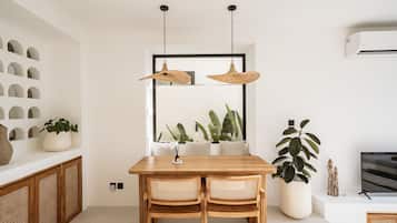 豪華別墅, 1 張特大雙人床, 泳池景 | 飯廳