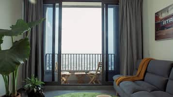 TV connectée, livres, chaîne hi-fi