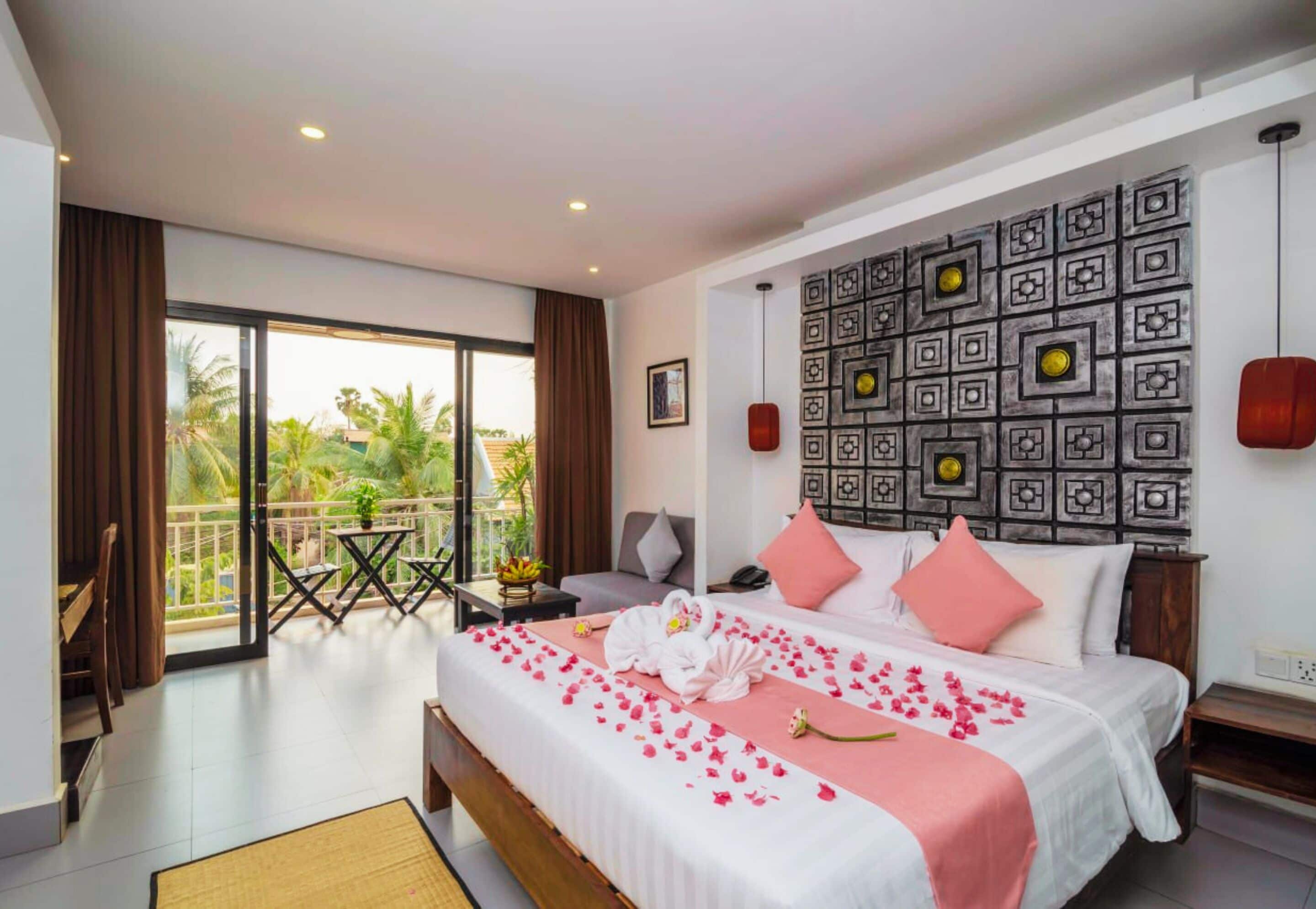 Deluxe King Room Balcony City View | Een minibar, een kluis op de kamer, een bureau, geluiddichte muren