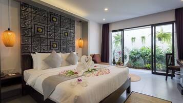 Deluxe King Room | Minibar, in-room safe, desk, soundproofing