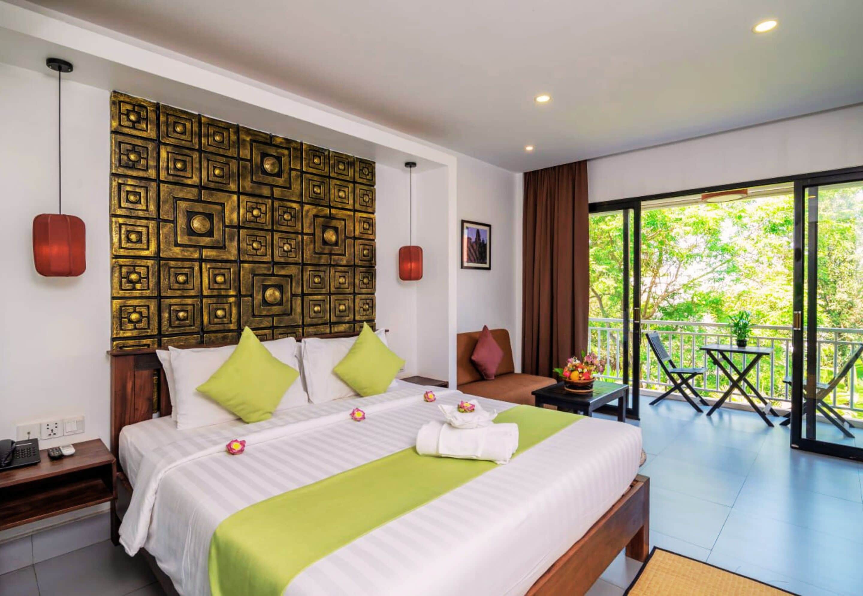 Deluxe king Pool View | Een minibar, een kluis op de kamer, een bureau, geluiddichte muren