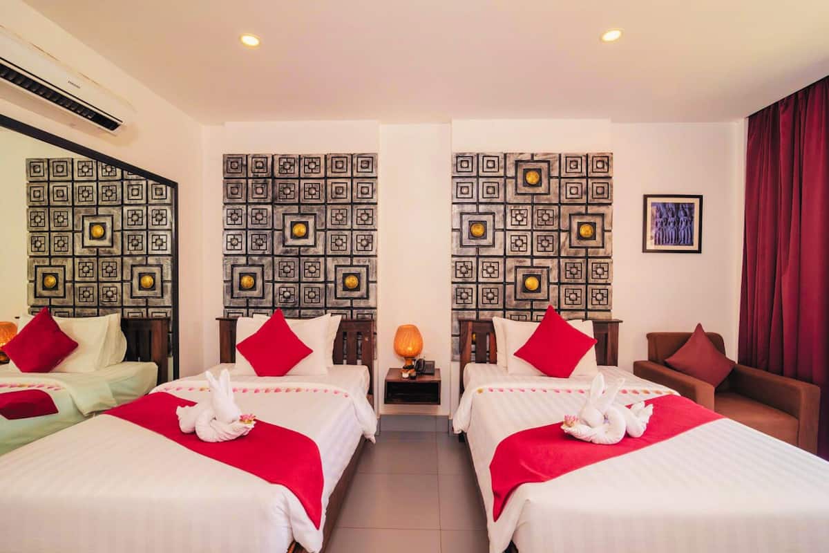 Deluxe Twin Balcony City View | Minibar, caja de seguridad en la habitación y escritorio