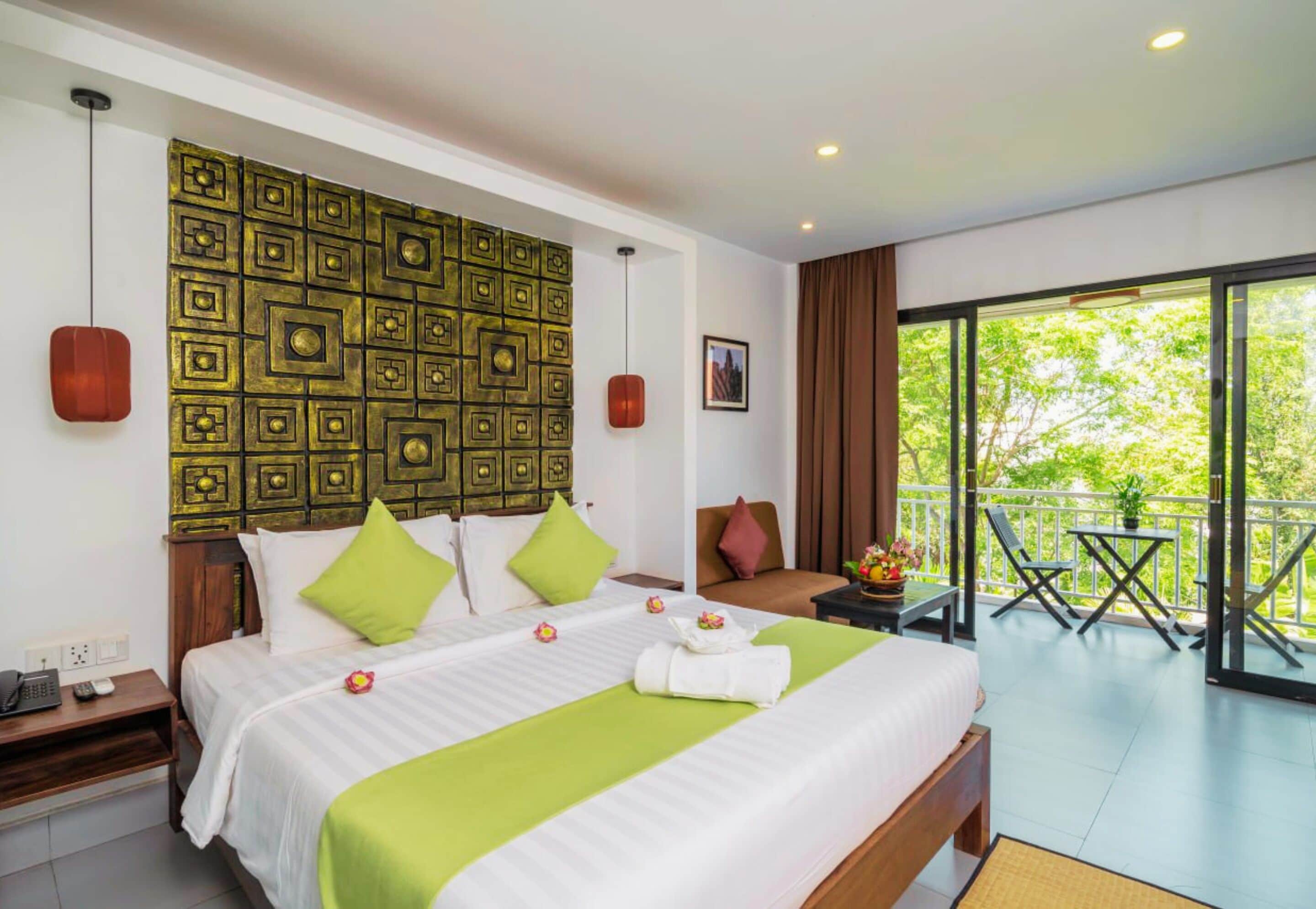 Een minibar, een kluis op de kamer, een bureau, geluiddichte muren