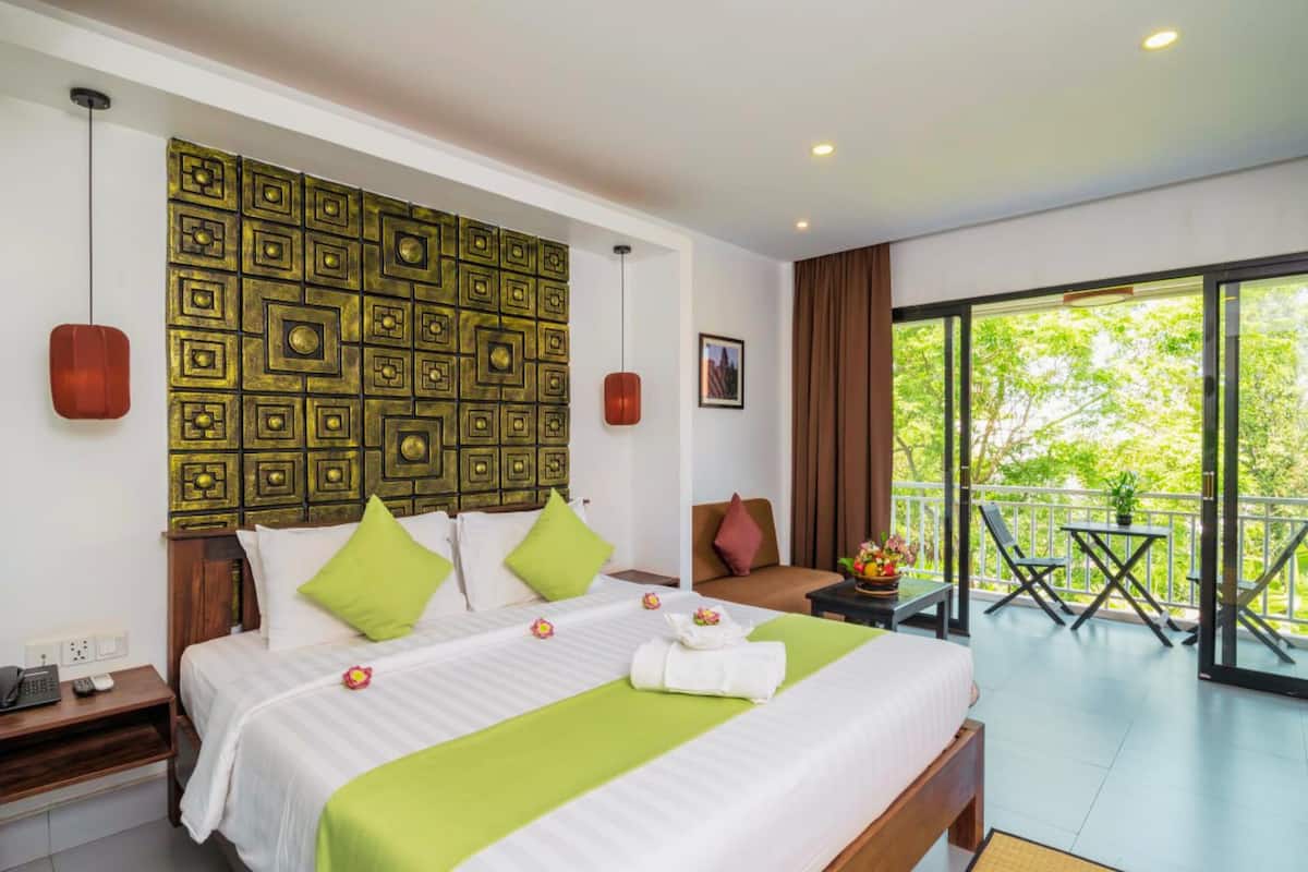 Minibar, pengeskab på værelset, skrivebord, lydisolering