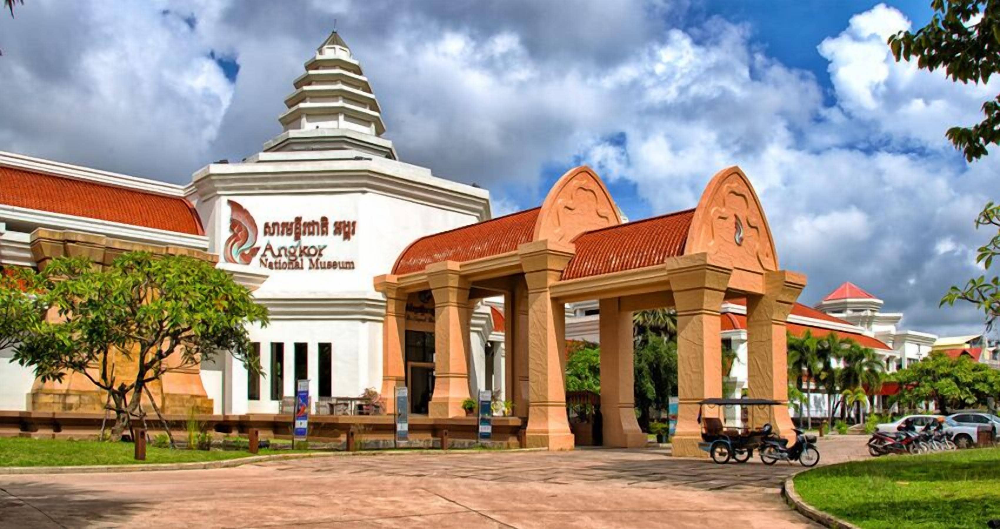 Nationalmuseets exteriör i Bangkok, med en traditionell thailändsk arkitekturstil som kännetecknas av en framträdande, pagodliknande byggnad och en stor entrépaviljong.