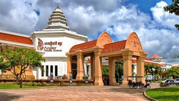 Nationalmuseets exteriör i Bangkok, med en traditionell thailändsk arkitekturstil som kännetecknas av en framträdande, pagodliknande byggnad och en stor entrépaviljong.