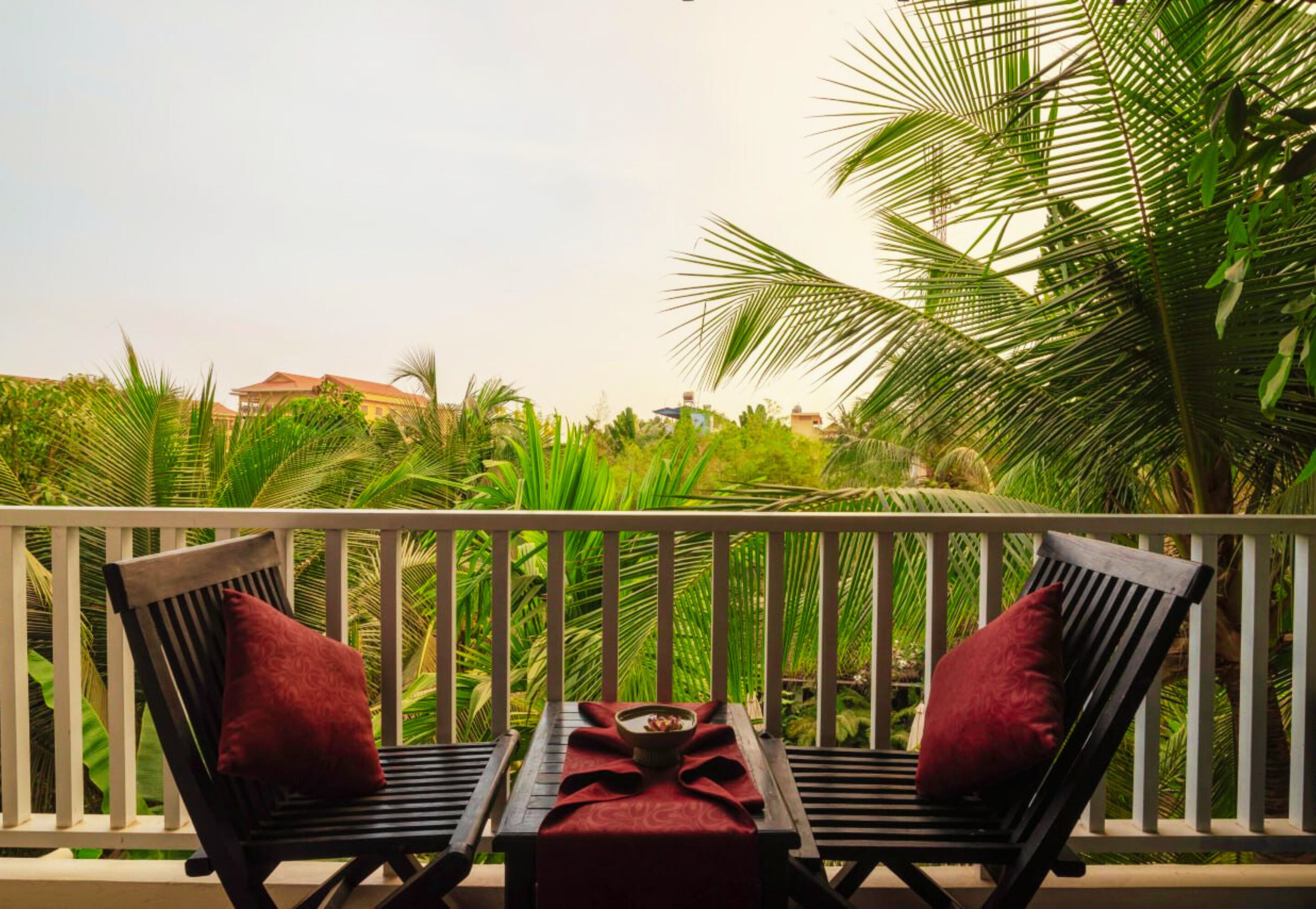 Deluxe king Pool View | Balcony
