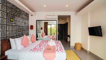 Deluxe King Room Balcony City View | 埃及棉床單、高級寢具、特厚豪華床墊、迷你吧