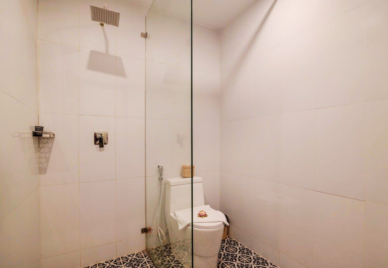 Separate tub and shower, rainfall showerhead, free toiletries