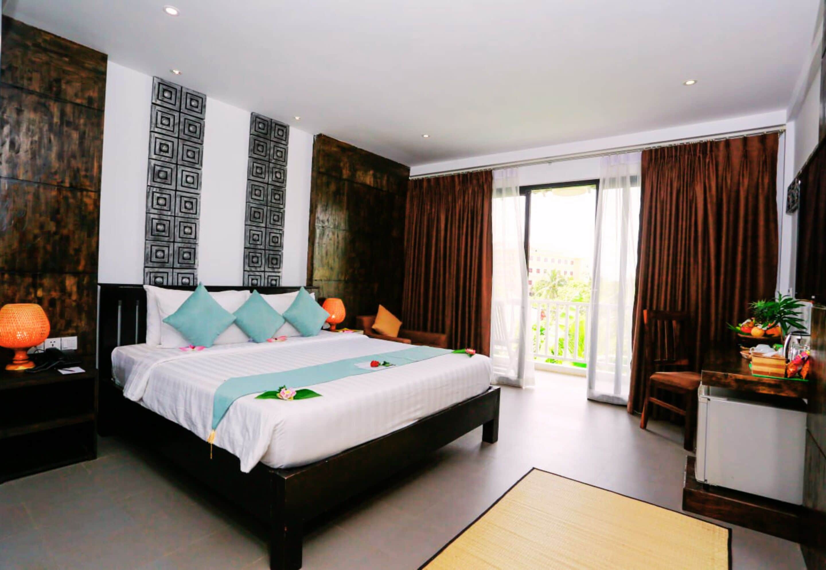 迷你吧、客房内保险箱、办公桌、隔音