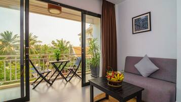 Deluxe King Room Balcony City View | Balcony