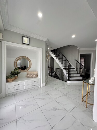 Elegant escape 4BR with POOL TABLE -Airport 20 min