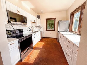 Microondas, horno, parrilla de estufa y lavavajillas