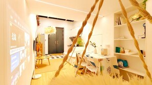 Un intérieur moderne comprenant un coin repas, une cuisine et un espace de vie.