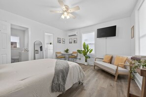 1 bedroom, free WiFi, bed sheets - Charming Private Studio Cottage (Pensacola)