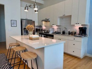 Een koelkast, een magnetron, een oven, een kookplaat