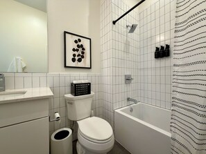 Eco-friendly toiletries - New Lux Townhome off Magnolia Ave l Rooftop Patio (Fort Worth)