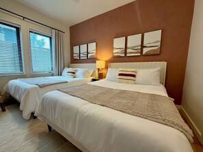 Room - New Lux Townhome off Magnolia Ave l Rooftop Patio (Fort Worth)