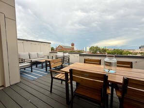 Outdoor dining - New Lux Townhome off Magnolia Ave l Rooftop Patio (Fort Worth)
