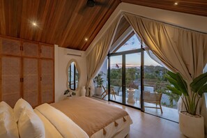 Vila Mewah, 1 Tempat Tidur King, pemandangan kolam renang | Seprai katun Mesir, seprai premium, brankas, dan meja kerja