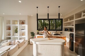 Microondas, placa de cocina, cafetera/tetera, tetera/pava eléctrica