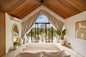 Vila Mewah, 1 Tempat Tidur King, pemandangan kolam renang | Seprai katun Mesir, seprai premium, brankas, dan meja kerja