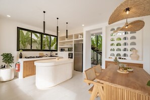 Vila Mewah, 1 Tempat Tidur King, pemandangan kolam renang | Dapur pribadi | Microwave, kompor, mesin pembuat kopi/teh, dan ketel listrik