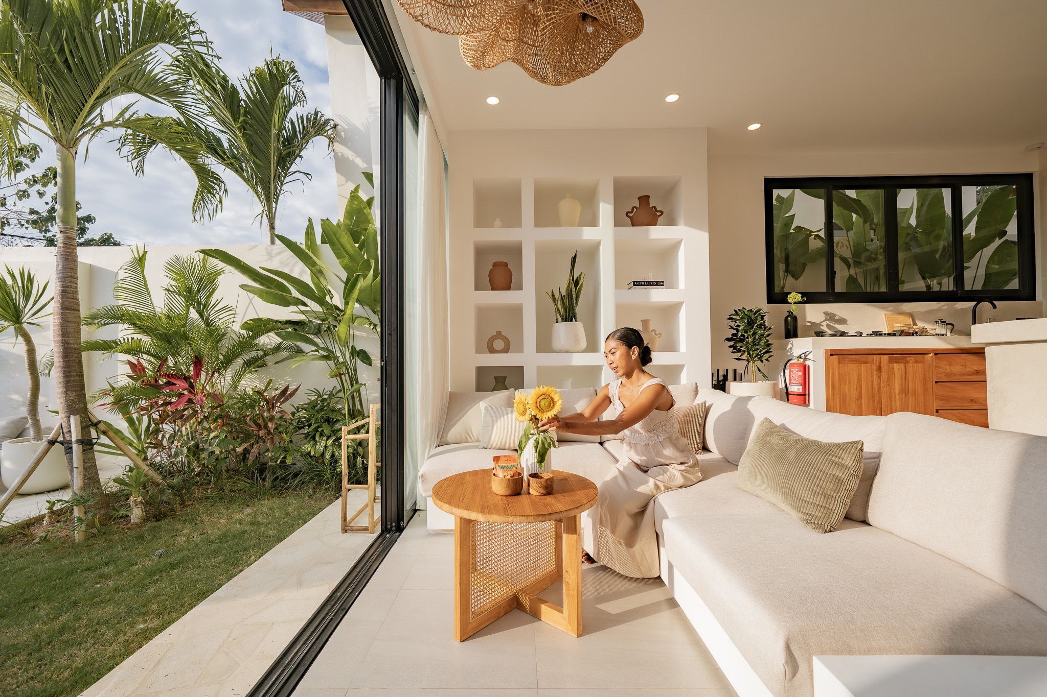 奢华别墅, 1 张特大床, 泳池景观 | 客厅 | 55-英寸电视（配备有线频道）