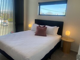 Espacio para trabajar con laptop y tabla de planchar con plancha 