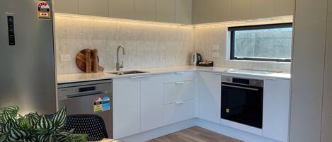 Apartamento superior | Cocina privada | Frigorífico grande, microondas, horno y placa de cocina