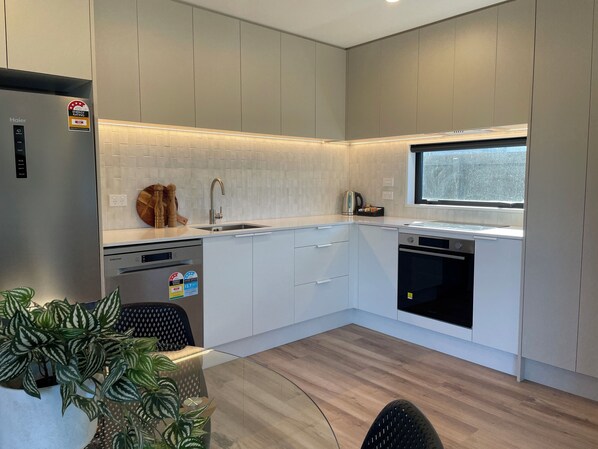 Refrigerador con freezer, microondas, horno, placa de cocina