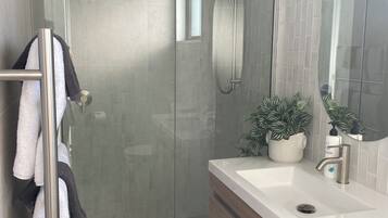 Superior Apartment | Bathroom | Shower, free toiletries, hair dryer, towels