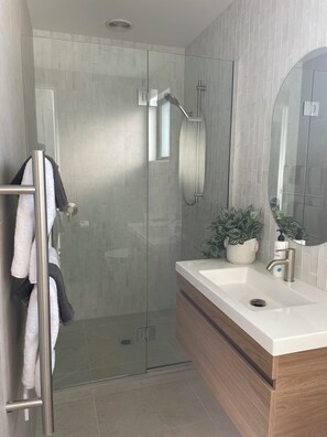 Superior Apartment | Bathroom - Armagh Executive Stays (Christchurch)