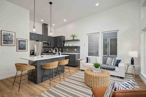 Smart TV, DVD player - Modern Loft, Heart of Taft District @pinpointstays (Lincoln City)