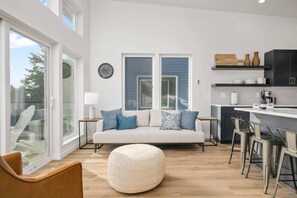 智能電視、壁爐、DVD 播放機