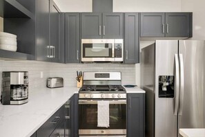 雪櫃、微波爐、焗爐、爐具