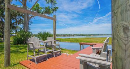 LAKEFRONT home with boat dock, 3 Bedrooms, 2 Baths on Lake Hernando!