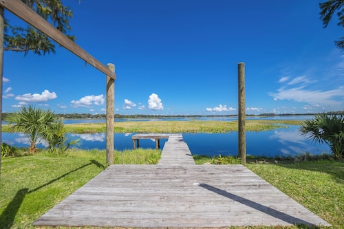 LAKEFRONT home with boat dock, 3 Bedrooms on Lake Hernando!